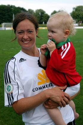 Deutscher Meister 2006 2007 - Renate Lingor (FFC Frankfurt) mit ihrem Baby auf dem Arm Fußball 1. BL Damen Saison 2006 2007, 1.FFC Frankfurt, Frauenfußball, Frauen Gruppe Frankfurt M. Glück, Freude, Fußball 1. BL Damen Saison 2006 2007, 1.FFC Frankfurt, Frauenfußball, Frauen Gruppe Frankfurt M. Glück, Freude,