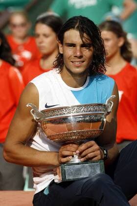Rafael Nadal (Spanien) nach dem Sieg der French Open 2007 mit der Trophäe - Tennis Herren French Open 2007, Grand Slam, ATP Tour, Endspiel, Finale Einzelbild Roland Garros Paris Begeisterung, Freude, Tennis Herren French Open 2007, Grand Slam, ATP Tour, Endspiel, Finale Einzelbild Roland Garros Paris Begeisterung, Freude,