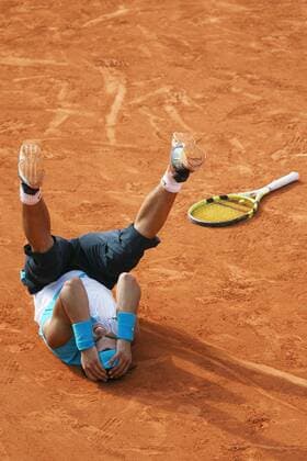 Rafael Nadal (Spanien) sinkt nach seinem Sieg bei den French Open 2007 überglücklich zu Boden Tennis Herren French Open 2007, Grand Slam, ATP Tour, Finale, Endspiel Einzelbild Roland Garros Paris Glück, Freude, Begeisterung, Tennis Herren French Open 2007, Grand Slam, ATP Tour, Finale, Endspiel Einzelbild Roland Garros Paris Glück, Freude, Begeisterung,