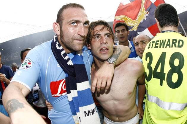 Emanuele Calaio (SSC Neapel, Mitte) wird von einem Fan umarmt - Fußball Herren Serie B 2006 2007, 2. Italienische Liga, SSC Neapel, Napoli Gruppe Genua Harmonie, Freude, Fußball Herren Serie B 2006 2007, 2. Italienische Liga, SSC Neapel, Napoli Gruppe Genua Harmonie, Freude,