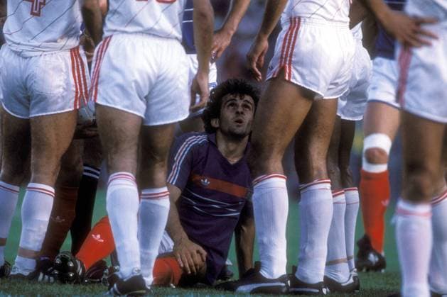 Michel Platini (Frankreich, Mitte) sitzt am Boden umringt von portugiesischen Gegenspielern Fußball Länderspiel Herren EM 1984, Nationalmannschaft, Nationaltrikot, Halbfinale, Frankreich - Portugal 3:2 n.V. Gruppe Nantes Unterwerfung, Fußball Länderspiel Herren EM 1984, Nationalmannschaft, Nationaltrikot, Halbfinale, Frankreich - Portugal 3:2 n.V. Gruppe Nantes Unterwerfung,