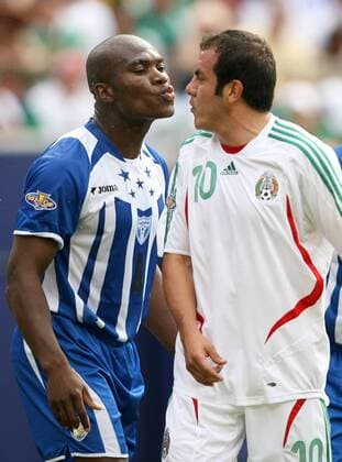 Jorge Caballeros (Honduras, li.) provoziert Cuauhtemoc Blanco (Mexiko) - (Icon918m01428) Fußball Länderspiel Herren CONCACAF Gold Cup 2007, GoldCup, Nationalteam, Nationaltrikot, Honduras - Mexiko 2:1 Gruppe East Rutherford Komik, Spannung, Fußball Länderspiel Herren CONCACAF Gold Cup 2007, GoldCup, Nationalteam, Nationaltrikot, Honduras - Mexiko 2:1 Gruppe East Rutherford Komik, Spannung, EDITORIAL USE ONLY