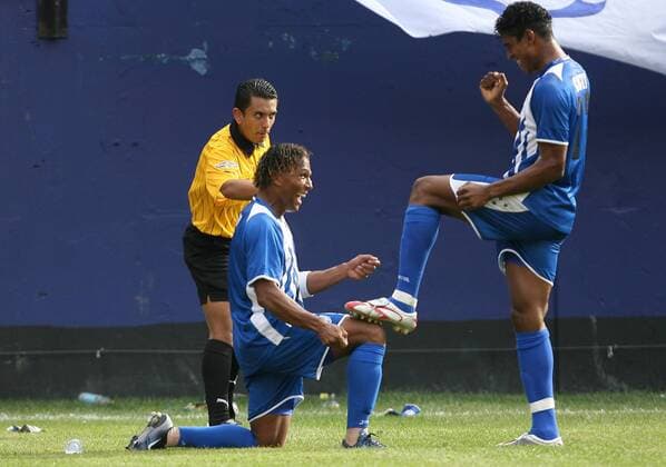 Carlos Pavon (li.) putzt dem Doppeltorschützen Carlos Costly (beide Honduras) die Schuhe - (Icon918m01434) Fußball Länderspiel Herren CONCACAF Gold Cup 2007, GoldCup, Nationalteam, Nationaltrikot Gruppe East Rutherford Unterwerfung, Freude, Fußball Länderspiel Herren CONCACAF Gold Cup 2007, GoldCup, Nationalteam, Nationaltrikot Gruppe East Rutherford Unterwerfung, Freude, EDITORIAL USE ONLY