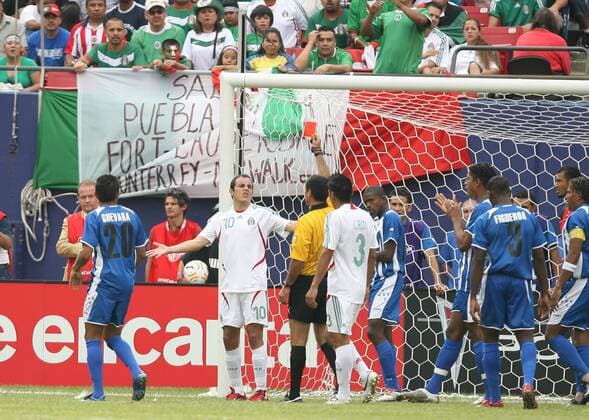Cuauhtemoc Blanco (Mexiko, 2.v.li.) wird von Schiedsrichter Walter Quesada (Costa Rica) des Feldes verwiesen - (Icon918m01430) Fußball Länderspiel Herren CONCACAF Gold Cup 2007, GoldCup, Nationalteam, Nationaltrikot, Honduras - Mexiko 2:1 Gruppe East Rutherford Enttäuschung, Fußball Länderspiel Herren CONCACAF Gold Cup 2007, GoldCup, Nationalteam, Nationaltrikot, Honduras - Mexiko 2:1 Gruppe East Rutherford Enttäuschung, EDITORIAL USE ONLY