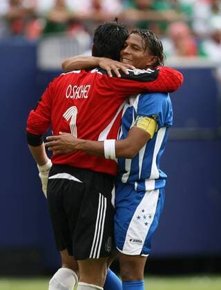 Carlos Pavon (Honduras) und Torwart Oswaldo Sanchez (Mexiko) umarmen sich - (Icon918m01431) Fußball Länderspiel Herren CONCACAF Gold Cup 2007, GoldCup, Nationalteam, Nationaltrikot, Honduras - Mexiko 2:1 Gruppe East Rutherford Harmonie, Fußball Länderspiel Herren CONCACAF Gold Cup 2007, GoldCup, Nationalteam, Nationaltrikot, Honduras - Mexiko 2:1 Gruppe East Rutherford Harmonie, EDITORIAL USE ONLY