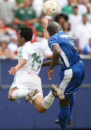 Omar Bravo (Mexiko, li.) gegen Jorge Caballeros (Honduras) - (Icon918m01436) Fußball Länderspiel Herren CONCACAF Gold Cup 2007, GoldCup, Nationalteam, Nationaltrikot, Honduras - Mexiko 2:1 Gruppe East Rutherford Dynamik, Kampf, Fußball Länderspiel Herren CONCACAF Gold Cup 2007, GoldCup, Nationalteam, Nationaltrikot, Honduras - Mexiko 2:1 Gruppe East Rutherford Dynamik, Kampf, EDITORIAL USE ONLY