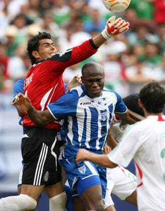 Jorge Caballeros (Honduras) gegen Torwart Oswaldo Sanchez (Mexiko) - (Icon918m01438) Fußball Länderspiel Herren CONCACAF Gold Cup 2007, GoldCup, Nationalteam, Nationaltrikot, Honduras - Mexiko 2:1 Gruppe East Rutherford Dynamik, Kampf, Abwehr, Fußball Länderspiel Herren CONCACAF Gold Cup 2007, GoldCup, Nationalteam, Nationaltrikot, Honduras - Mexiko 2:1 Gruppe East Rutherford Dynamik, Kampf, Abwehr, EDITORIAL USE ONLY