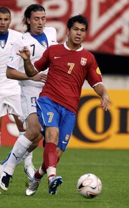 Milan Smiljanic (Serbien U 21) am Ball Fußball EM Herren U21 EM 2007, Länderspiel, Nationalteam, Nationaltrikot, Serbien - Italien 1:0 Gruppe Nijmegen Dynamik, Fußball EM Herren U21 EM 2007, Länderspiel, Nationalteam, Nationaltrikot, Serbien - Italien 1:0 Gruppe Nijmegen Dynamik,