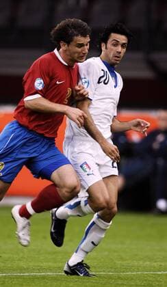 Branislav Ivanovic (Serbien U 21, li.) gegen Raffaele Palladino (Italien U 21) Fußball EM Herren U21 EM 2007, Länderspiel, Nationalteam, Nationaltrikot, Serbien - Italien 1:0 Gruppe Nijmegen Dynamik, Fußball EM Herren U21 EM 2007, Länderspiel, Nationalteam, Nationaltrikot, Serbien - Italien 1:0 Gruppe Nijmegen Dynamik,