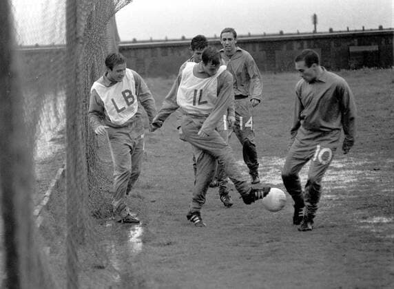Training Chelsea, v.li.: Bobby Tambling, John Boyle am Ball, Torwart Peter Bonetti (verdeckt), Marvin Hinton, Ron Harris - Fußball Herren English Football League First Division 1966 1967, One, 1. Englische Liga, Chelsea FC London, Gruppe London Fußball Herren English Football League First Division 1966 1967, One, 1. Englische Liga, Chelsea FC London, Gruppe London