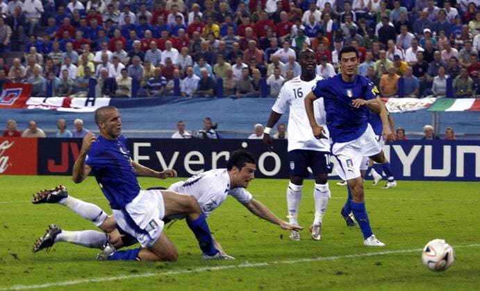 David Nugent (England U 21, 2.v.li.) erzielt gegen Giorgio Chiellini (Italien U 21, li.) das 1:0 - EDITORIAL USE ONLY. No use with unauthorised audio, video, data, fixture lists, club league logos or live services. Online in-match use limited to 120 images, no video emulation. No use in betting, games or single club league player publications. Fußball Länderspiel Herren U21 EM 2007, Nationalmannschaft, Nationaltrikot, Gruppe B, England - Italien 2:2 Vdig Gruppe Arnheim Dynamik, Fußball Länderspiel Herren U21 EM 2007, Nationalmannschaft, Nationaltrikot, Gruppe B, England - Italien 2:2 Vdig Gruppe Arnheim Dynamik,