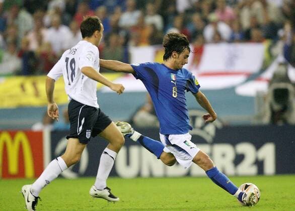 Alberto Aquilani (Italien U 21, re.) gegen Mark Noble (England U 21) - Fußball Länderspiel Herren U21 EM 2007, Nationalmannschaft, Nationaltrikot Gruppe B, England - Italien 2:2, Vdig Gruppe Arnheim Dynamik, Fußball Länderspiel Herren U21 EM 2007, Nationalmannschaft, Nationaltrikot Gruppe B, England - Italien 2:2, Vdig Gruppe Arnheim Dynamik,