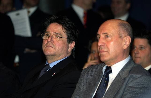 Teameigner Günter Dahms (li.) anlässlich der Vertragsunterschrift von Jan Ullrich (beide Team Coast), daneben dessen Manager Wolfgang Strohband (alle Deutschland) Radsport Herren Straßenradsport 2003, Straße, Rad, Pressekonferenz, Pressetermin, Vertragsunterzeichnung Gruppe Essen Radsport Herren Straßenradsport 2003, Straße, Rad, Pressekonferenz, Pressetermin, Vertragsunterzeichnung Gruppe Essen