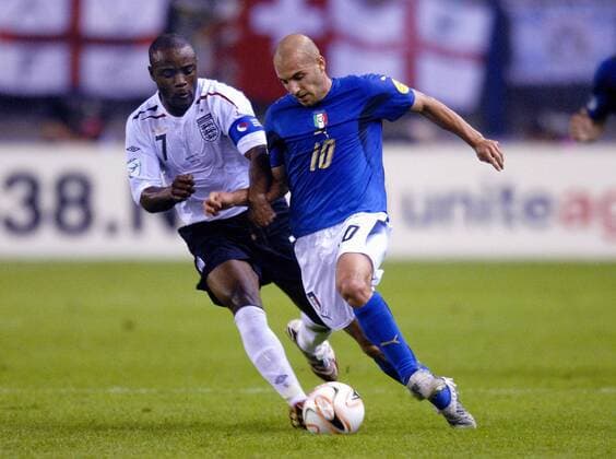 Nigel Reo Coker (England U21, li.) gegen Alessandro Rosina (Italien U21) Fußball EM Herren U 21 Europameisterschaft 2007, Länderspiel, Gruppe B, Nationalmannschaft, Nationaltrikot Gruppe Arnheim Dynamik, Fußball EM Herren U 21 Europameisterschaft 2007, Länderspiel, Gruppe B, Nationalmannschaft, Nationaltrikot Gruppe Arnheim Dynamik,