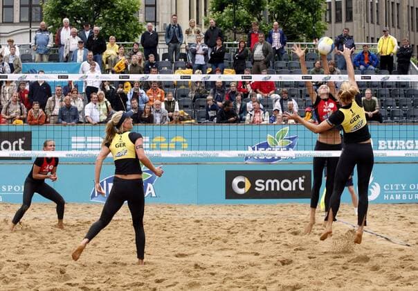 Okka Rau (re.) und Stephanie Pohl (Deutschland, 2.v.li.) gegen Anastasiya Vasina und Alexandra Shiryaeva (beide Rußland) Beachvolleyball Damen German Masters 2007, Nestea European Championship, Beach Totale Tribüne, Tribünen, Rang, Ränge, Hamburg Beachvolleyball Damen German Masters 2007, Nestea European Championship, Beach Totale Tribüne, Tribünen, Rang, Ränge, Hamburg