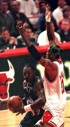 Karl Malone (Utah Jazz, li.) gegen Dennis Rodman (Chicago Bulls) - (CHI980600701) Basketball Herren NBA 1997 1998, Playoff, Playoffs, Play Off, Offs, Finals, Final, Finalserie, Finale, Endspiel Gruppe Chicago Basketball Herren NBA 1997 1998, Playoff, Playoffs, Play Off, Offs, Finals, Final, Finalserie, Finale, Endspiel Gruppe Chicago
