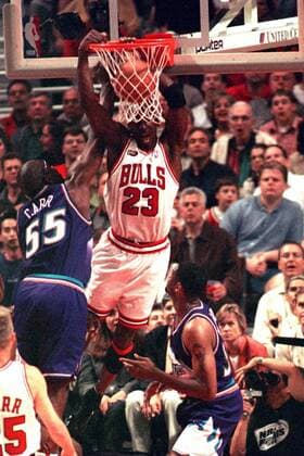 Michael Jordan (Chicago Bulls, Mitte) im Duell- (CHI980600702) Basketball Herren NBA 1997 1998, Playoff, Playoffs, Play Off, Offs, Finals, Final, Finalserie, Finale, Endspiel Gruppe Chicago Basketball Herren NBA 1997 1998, Playoff, Playoffs, Play Off, Offs, Finals, Final, Finalserie, Finale, Endspiel Gruppe Chicago