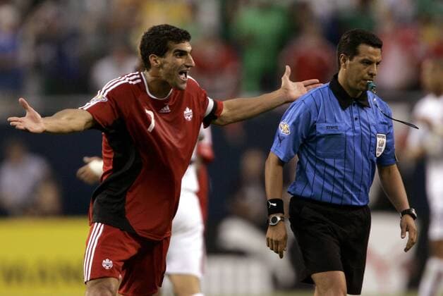 Paul Stalteri (Kanada, li.) beschwert sich bei Schiedsrichter Benito Archundia (Mexiko) - (CHI2007062111) Fußball Länderspiel Herren CONCACAF Gold Cup 2007, Goldcup, Nationalteam, Nationaltrikot, Halbfinale Gruppe Chicago Wut, Fußball Länderspiel Herren CONCACAF Gold Cup 2007, Goldcup, Nationalteam, Nationaltrikot, Halbfinale Gruppe Chicago Wut,
