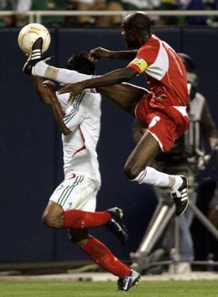 Alain Vertot (Guadeloupe, re.) mit gefährlichem Einsatz gegen Alberto Medina (Mexiko) - (CHI2007062118) Fußball Länderspiel Herren CONCACAF Gold Cup 2007, Goldcup, Nationalteam, Nationaltrikot, Halbfinale, Mexiko - Guadeloupe 1:0 Gruppe Chicago Dynamik, Kampf, Fußball Länderspiel Herren CONCACAF Gold Cup 2007, Goldcup, Nationalteam, Nationaltrikot, Halbfinale, Mexiko - Guadeloupe 1:0 Gruppe Chicago Dynamik, Kampf,
