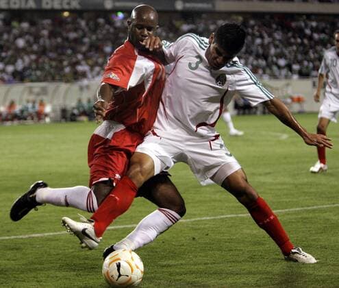 Carlos Salcido (Mexiko, re.) gegen David Sommeil (Guadeloupe) - (CHI2007062122) Fußball Länderspiel Herren CONCACAF Gold Cup 2007, Goldcup, Nationalteam, Nationaltrikot, Halbfinale, Mexiko - Guadeloupe 1:0 Gruppe Chicago Dynamik, Fußball Länderspiel Herren CONCACAF Gold Cup 2007, Goldcup, Nationalteam, Nationaltrikot, Halbfinale, Mexiko - Guadeloupe 1:0 Gruppe Chicago Dynamik,