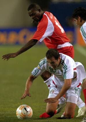 Cuauhtemoc Blanco (Mexiko, vorn) gegen Jocelyn Angloma (Guadeloupe) - (CHI2007062129) Fußball Länderspiel Herren CONCACAF Gold Cup 2007, Goldcup, Nationalteam, Nationaltrikot, Halbfinale, Mexiko - Guadeloupe 1:0 Gruppe Chicago Dynamik, Fußball Länderspiel Herren CONCACAF Gold Cup 2007, Goldcup, Nationalteam, Nationaltrikot, Halbfinale, Mexiko - Guadeloupe 1:0 Gruppe Chicago Dynamik,