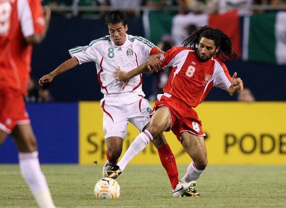 Pavel Pardo (Mexiko, li.) gegen Stephane Auvray (Guadeloupe) Fußball Länderspiel Herren CONCACAF Gold Cup 2007, Goldcup, Nationalteam, Nationaltrikot, Halbfinale, Mexiko - Guadeloupe 1:0 Gruppe Chicago Dynamik, Fußball Länderspiel Herren CONCACAF Gold Cup 2007, Goldcup, Nationalteam, Nationaltrikot, Halbfinale, Mexiko - Guadeloupe 1:0 Gruppe Chicago Dynamik,