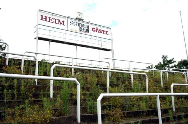 Im Sportforum Hohenschönhausen, Heimstätte des BFC Dynamo, wuchert während der Sommerpause das Unkraut zwischen den maroden Rängen Fußball Herren NOFV Oberliga Nord 2006 2007, Nordost, Berliner FC Dynamo, Vdig Totale Sportforum Hohenschönhausen Berlin, leer, leeres, marode Leere Fußball Herren NOFV Oberliga Nord 2006 2007, Nordost, Berliner FC Dynamo, Vdig Totale Sportforum Hohenschönhausen Berlin, leer, leeres, marode Leere