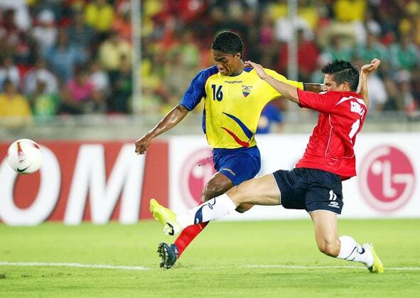 Antonio Valencia (Ecuador, li.) gegen Mark Gonzalez (Chile) Fußball Länderspiel Herren Copa America 2007, Amerika, Südamerikameisterschaft, Südamerika Meisterschaft, Nationalteam Gruppe Puerto Ordaz Dynamik, Kampf, Fußball Länderspiel Herren Copa America 2007, Amerika, Südamerikameisterschaft, Südamerika Meisterschaft, Nationalteam Gruppe Puerto Ordaz Dynamik, Kampf,