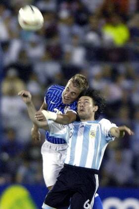 Gabriel Heinze (Argentinien, re.) gegen Taylor Twellman (USA) - Fußball Länderspiel Herren Copa America 2007, Amerika, Südamerikameisterschaft, Südamerika Meisterschaft, Nationalteam Gruppe Maracaibo Dynamik, Fußball Länderspiel Herren Copa America 2007, Amerika, Südamerikameisterschaft, Südamerika Meisterschaft, Nationalteam Gruppe Maracaibo Dynamik,