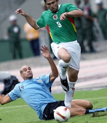 Jaime Moreno (Bolivien, re.) gegen Carlos Diogo (Uruguay) - Fußball Länderspiel Herren Copa America 2007, Amerika, Südamerikameisterschaft, Südamerika Meisterschaft, Nationalteam Gruppe San Cristobal Dynamik, Kampf, Fußball Länderspiel Herren Copa America 2007, Amerika, Südamerikameisterschaft, Südamerika Meisterschaft, Nationalteam Gruppe San Cristobal Dynamik, Kampf,