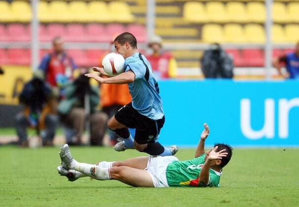 Maximiliano Pereira (Uruguay, li.) gegen Jaime Moreno (Bolivien) Fußball Länderspiel Herren Copa America 2007, Amerika, Südamerikameisterschaft, Südamerika Meisterschaft, Nationalteam Gruppe San Cristobal Dynamik, Kampf, Fußball Länderspiel Herren Copa America 2007, Amerika, Südamerikameisterschaft, Südamerika Meisterschaft, Nationalteam Gruppe San Cristobal Dynamik, Kampf,