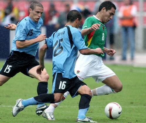 Gualberto Mojica (Bolivien, re.) gegen Diego Perez (li.) und Maximiliano Pereira (beide Uruguay) - Fußball Länderspiel Herren Copa America 2007, Amerika, Südamerikameisterschaft, Südamerika Meisterschaft, Nationalteam Gruppe San Cristobal Dynamik, Fußball Länderspiel Herren Copa America 2007, Amerika, Südamerikameisterschaft, Südamerika Meisterschaft, Nationalteam Gruppe San Cristobal Dynamik,