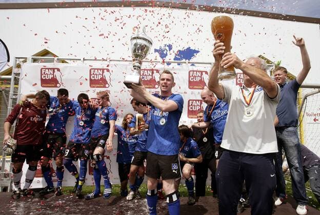 Fans des HSV gewinnen den Premiere Fan Cup 2007 - Oliver Munzel (Mitte) und Trainer Hermann Rieger (re.) präsentieren Pokal und Weißbier Fußball Herren Premiere Fan Cup 2007, FanCup, Fanturnier, Fanfußball, Fan, Fußballfan, Publikum, Totale Bitburg Freude, Begeisterung, Fußball Herren Premiere Fan Cup 2007, FanCup, Fanturnier, Fanfußball, Fan, Fußballfan, Publikum, Totale Bitburg Freude, Begeisterung,