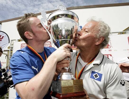 Fans des HSV gewinnen den Premiere Fan Cup 2007 - Oliver Munzel (li.) und Trainer Hermann Rieger küssen den Pokal Fußball Herren Premiere Fan Cup 2007, FanCup, Fanturnier, Fanfußball, Fan, Fußballfan, Publikum, Gruppe Bitburg Freude, Fußball Herren Premiere Fan Cup 2007, FanCup, Fanturnier, Fanfußball, Fan, Fußballfan, Publikum, Gruppe Bitburg Freude,