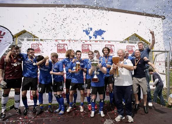 Fans des HSV gewinnen den Premiere Fan Cup 2007 - Oliver Munzel (Mitte) und Trainer Hermann Rieger (vo.) präsentieren Pokal und Weißbier Fußball Herren Premiere Fan Cup 2007, FanCup, Fanturnier, Fanfußball, Fan, Fußballfan, Publikum, Totale Bitburg Freude, Fußball Herren Premiere Fan Cup 2007, FanCup, Fanturnier, Fanfußball, Fan, Fußballfan, Publikum, Totale Bitburg Freude,