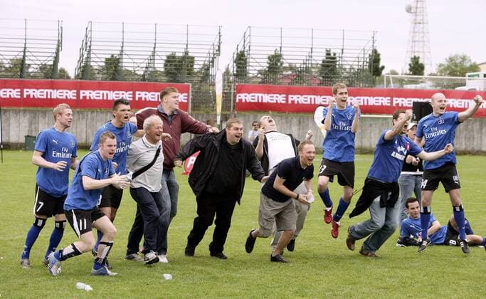 Trainer Hermann Rieger (4.v.li.) und seine Spieler jubeln ausgelassen - Fans des HSV gewinnen den Premiere Fan Cup 2007 Fußball Herren Premiere Fan Cup 2007, FanCup, Fanturnier, Fanfußball, Fan, Fußballfan, Publikum, Totale Bitburg Freude, Begeisterung, Fußball Herren Premiere Fan Cup 2007, FanCup, Fanturnier, Fanfußball, Fan, Fußballfan, Publikum, Totale Bitburg Freude, Begeisterung,