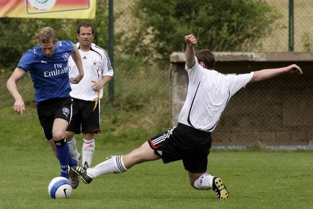 Gerrit Diederichsen (HSV, li.) gegen Matthias Horn (Nationalteam Deutschland) - Zweikampf im Spiel um den Premiere Fan Cup 2007 Fußball Herren Premiere Fan Cup 2007, FanCup, Fanturnier, Fanfußball, Fan, Fußballfan, Publikum, Gruppe Bitburg Dynamik, Kampf, Fußball Herren Premiere Fan Cup 2007, FanCup, Fanturnier, Fanfußball, Fan, Fußballfan, Publikum, Gruppe Bitburg Dynamik, Kampf,
