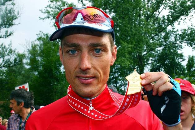 Beat Zberg (Schweiz Gerolsteiner), Schweizer Straßenmeister 2007, präsentiert die Goldmedaille Radsport LM Herren Schweizer Meisterschaft 2007, Landesmeisterschaft, Straßenradsport, Straße, Rad Porträt Brugg Freude, Radsport LM Herren Schweizer Meisterschaft 2007, Landesmeisterschaft, Straßenradsport, Straße, Rad Porträt Brugg Freude,