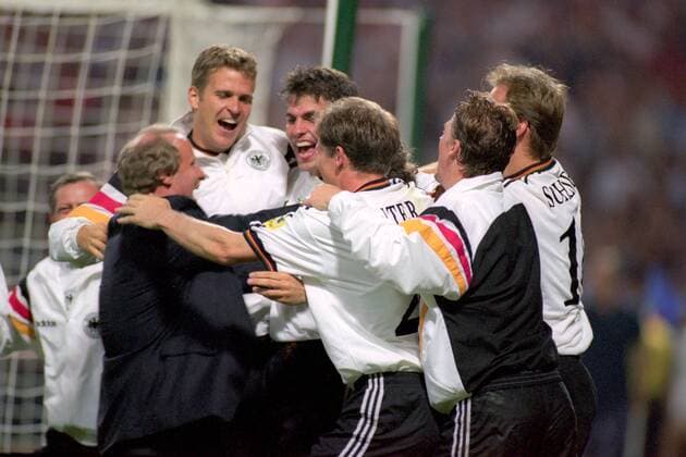 Schlußjubel Deutschland, v.li.: Bundestrainer Berti Vogts, Oliver Bierhoff, Markus Babbel, Stefan Reuter, Steffen Freund, Rene Schneider Fußball Länderspiel Herren EM 1996, Nationalmannschaft, Nationaltrikot, Halbfinale Gruppe London Begeisterung, Freude, Fußball Länderspiel Herren EM 1996, Nationalmannschaft, Nationaltrikot, Halbfinale Gruppe London Begeisterung, Freude,