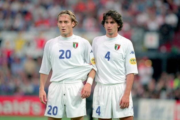 Fußball, EM Finale 2000 in Rotterdam, Frankreich - Italien 2-1 n.V. Francesco Totti (li.) und Demetrio Albertini (beide Italien) - Abwehrmauer Fußball Länderspiel Herren EM 2000, Nationalmannschaft, Nationaltrikot, Finale, Endspiel Gruppe Rotterdam Fußball Länderspiel Herren EM 2000, Nationalmannschaft, Nationaltrikot, Finale, Endspiel Gruppe Rotterdam