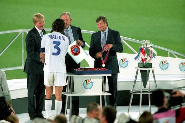 Fußball, EM Finale 2000 in Rotterdam, Frankreich - Italien 2-1 n.V. Siegerehrung der EM 2000, v.li.: Prinz Willem Alexander der Niederlande, Paolo Maldini (Italien), Kapitän des Finalverlierers, UEFA Präsident Lennart Johansson (Schweden) und UEFA Generalsekretär Gerhard Aigner (Österreich), und der Coupe Henri Delaunay Fußball Länderspiel Herren EM 2000, Nationalmannschaft, Nationaltrikot, Endspiel, Finale, Silbermedaillen, Gruppe Glückwunsch, beglückwünschen Rotterdam, Trost, trösten, Silber, Silbermedaille Harmonie, Fußball Länderspiel Herren EM 2000, Nationalmannschaft, Nationaltrikot, Endspiel, Finale, Silbermedaillen, Gruppe Glückwunsch, beglückwünschen Rotterdam, Trost, trösten, Silber, Silbermedaille Harmonie,