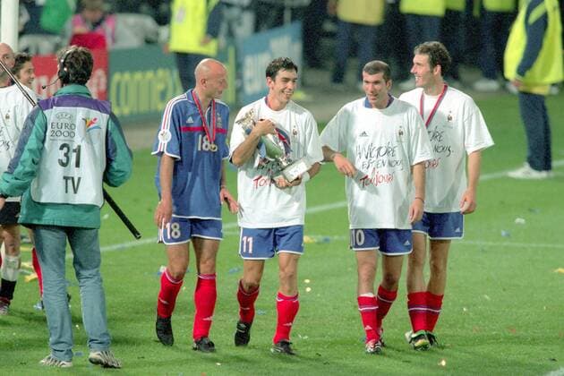 Fußball, EM Finale 2000 in Rotterdam, Frankreich - Italien 2-1 n.V. La Victoire est toujours en nous; der Sieg ist heute unser - Robert Pires (Mitte) mit dem Coupe Henri Delaunay, daneben Frank Leboeuf (2.v.li.), Zinedine Zidane (2.v.re.) und Laurent Blanc (alle Frankreich) Fußball Länderspiel Herren EM 2000, Nationalmannschaft, Nationaltrikot, Endspiel, Finale Gruppe Tshirt, Shirt, T Shirts, Tshirts, Schriftzug Rotterdam Glück Freude, Fußball Länderspiel Herren EM 2000, Nationalmannschaft, Nationaltrikot, Endspiel, Finale Gruppe Tshirt, Shirt, T Shirts, Tshirts, Schriftzug Rotterdam Glück Freude,
