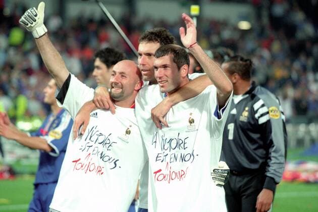 Fußball, EM Finale 2000 in Rotterdam, Frankreich - Italien 2-1 n.V. Le Victoire est toujours en nous; der Sieg ist heute unser - Schlußjubel, v.li.: Torwart Fabien Barthez, Laurent Blanc und Zinedine Zidane (alle Frankreich) Fußball Länderspiel Herren EM 2000, Nationalmannschaft, Endspiel, Finale Gruppe Rotterdam Glück, Harmonie, Freude, Fußball Länderspiel Herren EM 2000, Nationalmannschaft, Endspiel, Finale Gruppe Rotterdam Glück, Harmonie, Freude,