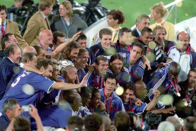 Fußball, EM Finale 2000 in Rotterdam, Frankreich - Italien 2-1 n.V. Europameister 2000 Frankreich, hi.v.li.: Laurent Blanc, Youri Djorkaeff, Frank Leboeuf (hi.), David Trezeguet, Christophe Dugarry, Emmanuel Petit, Zinedine Zidane, Vincent Candela, Johan Micoud, Torwart Bernard Lama, Lilian Thuram, Fußball Länderspiel Herren EM 2000 Nationalmannschaft Nationaltrikot Endspiel Finale Betreuerstab Trainerstab Kader Totale Medaille Medaillen Rotterdam, Goldmedaille, Goldmedaillen, Gold Begeisterung, Freude, Fußball Länderspiel Herren EM 2000 Nationalmannschaft Nationaltrikot Endspiel Finale Betreuerstab Trainerstab Kader Totale Medaille Medaillen Rotterdam, Goldmedaille, Goldmedaillen, Gold Begeisterung, Freude,