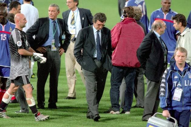 Fußball, EM Finale 2000 in Rotterdam, Frankreich - Italien 2-1 n.V. Torwart Fabien Barthez (Frankreich, li.) neben Finalverlierer Nationaltrainer Dino Zoff (Mitte), dahinter Fußballlegende und Delegationsmitglied Luigi Riva (beide Italien, 2.v.li.) Fußball Länderspiel Herren EM 2000, Nationalmannschaft, Nationaltrikot, Endspiel, Finale, Frankreich - Italien 2:1 n.V. Gruppe Rotterdam Enttäuschung, Nachdenklichkeit, Fußball Länderspiel Herren EM 2000, Nationalmannschaft, Nationaltrikot, Endspiel, Finale, Frankreich - Italien 2:1 n.V. Gruppe Rotterdam Enttäuschung, Nachdenklichkeit,