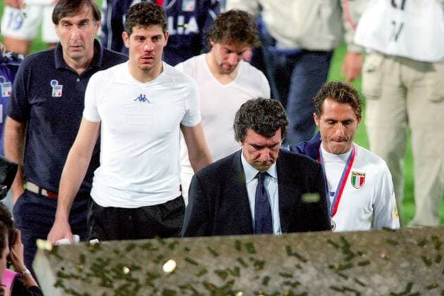 Fußball, EM Finale 2000 in Rotterdam, Frankreich - Italien 2-1 n.V. Enttäuschter Abgang Italien - Nationaltrainer Dino Zoff (Mitte), Angelo Di Livio (re.), Torwart Francesco Toldo (2.v.li.) Fußball Länderspiel Herren EM 2000, Nationalmannschaft, Endspiel, Finale Gruppe Rotterdam Enttäuschung, Nachdenklichkeit, Fußball Länderspiel Herren EM 2000, Nationalmannschaft, Endspiel, Finale Gruppe Rotterdam Enttäuschung, Nachdenklichkeit,