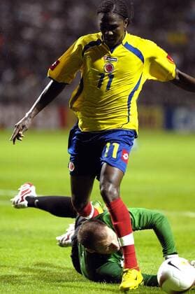 Hugo Rodallega (Kolumbien, vorne) gegen Torwart Brad Guzan (USA) - Fußball Länderspiel Herren Copa America 2007, Amerika, Südamerikameisterschaft, Südamerika, Meisterschaft, Gruppe C Gruppe Barquisimeto Kampf, Fußball Länderspiel Herren Copa America 2007, Amerika, Südamerikameisterschaft, Südamerika, Meisterschaft, Gruppe C Gruppe Barquisimeto Kampf,