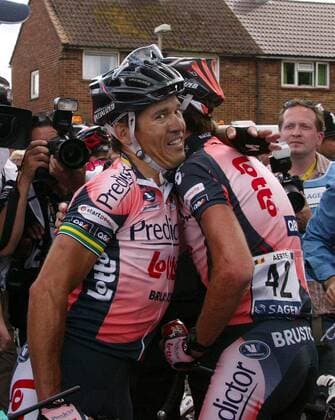 Robbie McEwen (Australien Predictor Lotto, re.) gewinnt die 1. Etappe der Tour de France 2007 und bekommt Glückwünsche von Teamkollege Mario Aerts (Belgien) Radsport Herren Tour de France 2007, ProTour, Straßenradsport, Straße, Rad Gruppe 1. Etappe: London - Canterbury Freude, Radsport Herren Tour de France 2007, ProTour, Straßenradsport, Straße, Rad Gruppe 1. Etappe: London - Canterbury Freude,