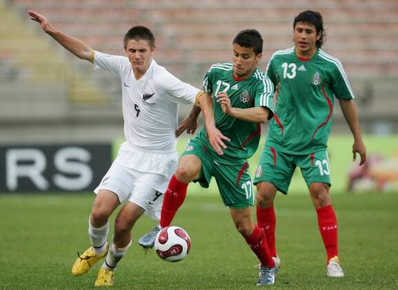 Greg Draper (Neuseeland U20, li.) gegen Jose Guerrero (Mitte) und Julio Cesar Dominguez (beide Mexiko U20) Fußball WM Herren U20 WM 2007, U 20, Junioren, Gruppe C, Nationalmannschaft, Nationaltrikot, Neuseeland - Mexiko 1:2 Gruppe Edmonton Dynamik, Fußball WM Herren U20 WM 2007, U 20, Junioren, Gruppe C, Nationalmannschaft, Nationaltrikot, Neuseeland - Mexiko 1:2 Gruppe Edmonton Dynamik,