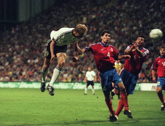Jürgen Klinsmann (Deutschland, li.) trifft per Kopf zum 2:0, daneben Sargis Hovsepyan (Mitte) und Harutyun Vardanyan (beide Armenien) Fußball Länderspiel Herren WM Qualifikation 1997, Nationalmannschaft, Nationaltrikot, Deutschland - Armenien 4:0 Gruppe Dortmund Dynamik, Höhe, Fußball Länderspiel Herren WM Qualifikation 1997, Nationalmannschaft, Nationaltrikot, Deutschland - Armenien 4:0 Gruppe Dortmund Dynamik, Höhe,